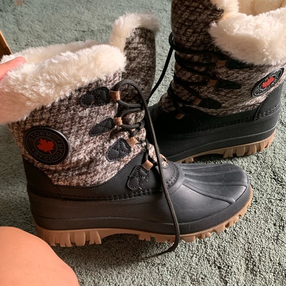 khombu britney wedge boot